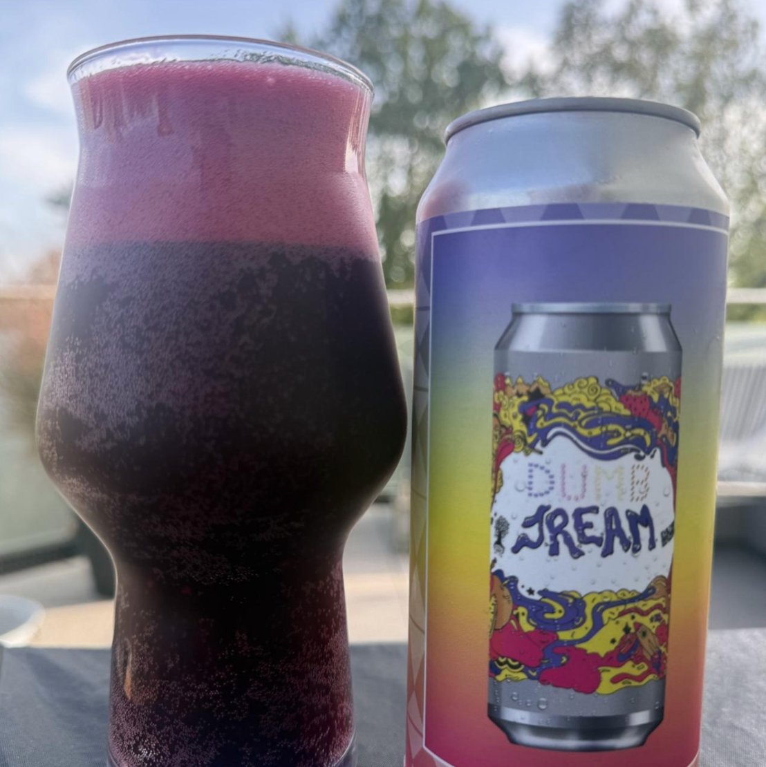 Evil Twin Brewing NYC x Burley Oak – Even More Dumb J.R.E.A.M. – 16 Year Anniversary Beer

ABV: 7,16 % | Stil: Sour – Fruited | Untappd: 4,39

Even More Dumb J.R.E.A.M. er Evil Twin NYC's 16-års jubilæumsudgave af deres kompromisløse dessert-sours, denne gang brygget sammen med Burley Oak. Her er der pakket brombær, jordbær, abrikos, peanutbutter og chokoladeovertrukne pretzels i samme øl. En massiv kombination af syrlig frugt, nødder, chokolade og dessert.