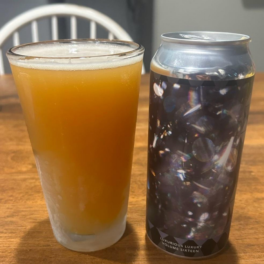 Evil Twin Brewing NYC x The Veil Brewing Co. – Luxurious Luxury Volume Sixteen – 16 Year Anniversary Beer

ABV: 9,16 % | Stil: Sour – Fruited | Untappd: 4,28

Luxurious Luxury Volume Sixteen er Evil Twin NYC's 16-års jubilæumsøl, brygget sammen med The Veil Brewing Co. Og navnet lyver ikke helt: Her får du en kraftig frugtsour på 9,16 % med ananas, banan, marshmallow, salt og 24 karat guldflager. Overdådig, tropisk og lige tilpas absurd.