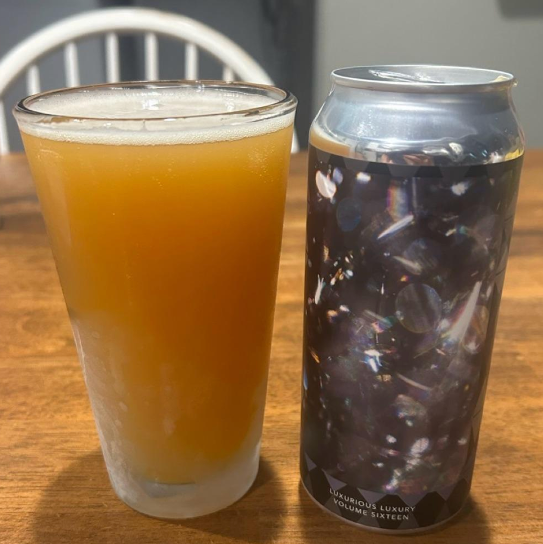 Evil Twin Brewing NYC x The Veil Brewing Co. – Luxurious Luxury Volume Sixteen – 16 Year Anniversary Beer

ABV: 9,16 % | Stil: Sour – Fruited | Untappd: 4,28

Luxurious Luxury Volume Sixteen er Evil Twin NYC's 16-års jubilæumsøl, brygget sammen med The Veil Brewing Co. Og navnet lyver ikke helt: Her får du en kraftig frugtsour på 9,16 % med ananas, banan, marshmallow, salt og 24 karat guldflager. Overdådig, tropisk og lige tilpas absurd.
