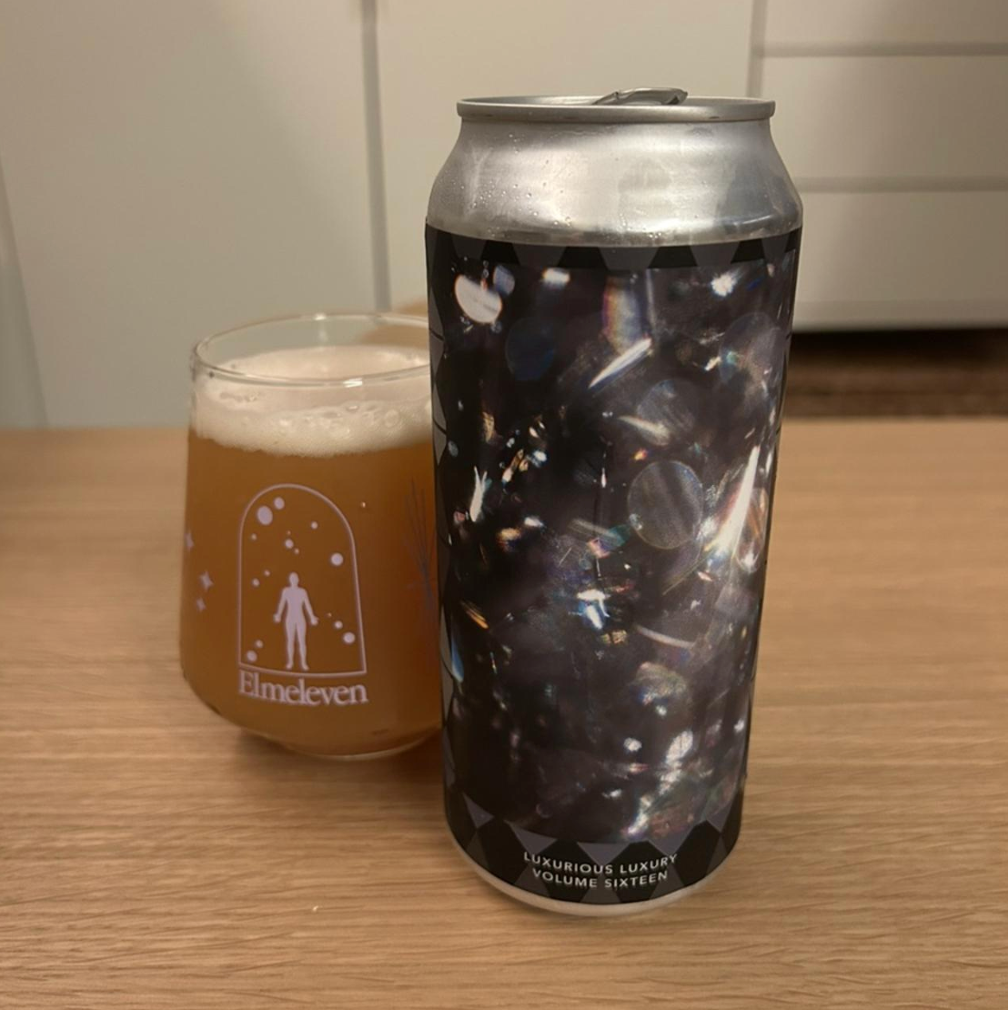 Evil Twin Brewing NYC x The Veil Brewing Co. – Luxurious Luxury Volume Sixteen – 16 Year Anniversary Beer

ABV: 9,16 % | Stil: Sour – Fruited | Untappd: 4,28

Luxurious Luxury Volume Sixteen er Evil Twin NYC's 16-års jubilæumsøl, brygget sammen med The Veil Brewing Co. Og navnet lyver ikke helt: Her får du en kraftig frugtsour på 9,16 % med ananas, banan, marshmallow, salt og 24 karat guldflager. Overdådig, tropisk og lige tilpas absurd.