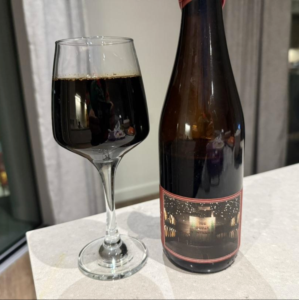 Evil Twin Brewing – The Great Northern Barrel‑Aged Series 53
ABV: 15,0 % | Stil: Barrel‑Aged Imperial Stout | Untappd: 4,45

The Great Northern Barrel‑Aged Series 53 er en massiv og dekadent barrel‑aged imperial stout med dybde, kompleksitet og en lang, fyldig finish.