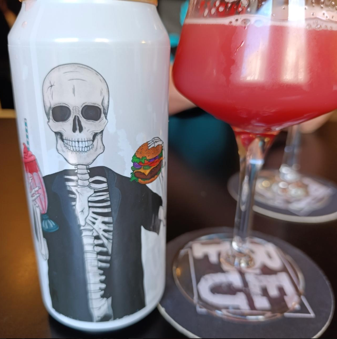 Fermenterarna – Burger Burger

ABV: 8,0 % | Stil: Smoothie / Pastry Sour | Untappd: 3,96

En voldsom milkshake sour fra Fermenterarna med jordbær, banan, solbær, hindbær og laktose. Mere smoothie end klassisk sour.