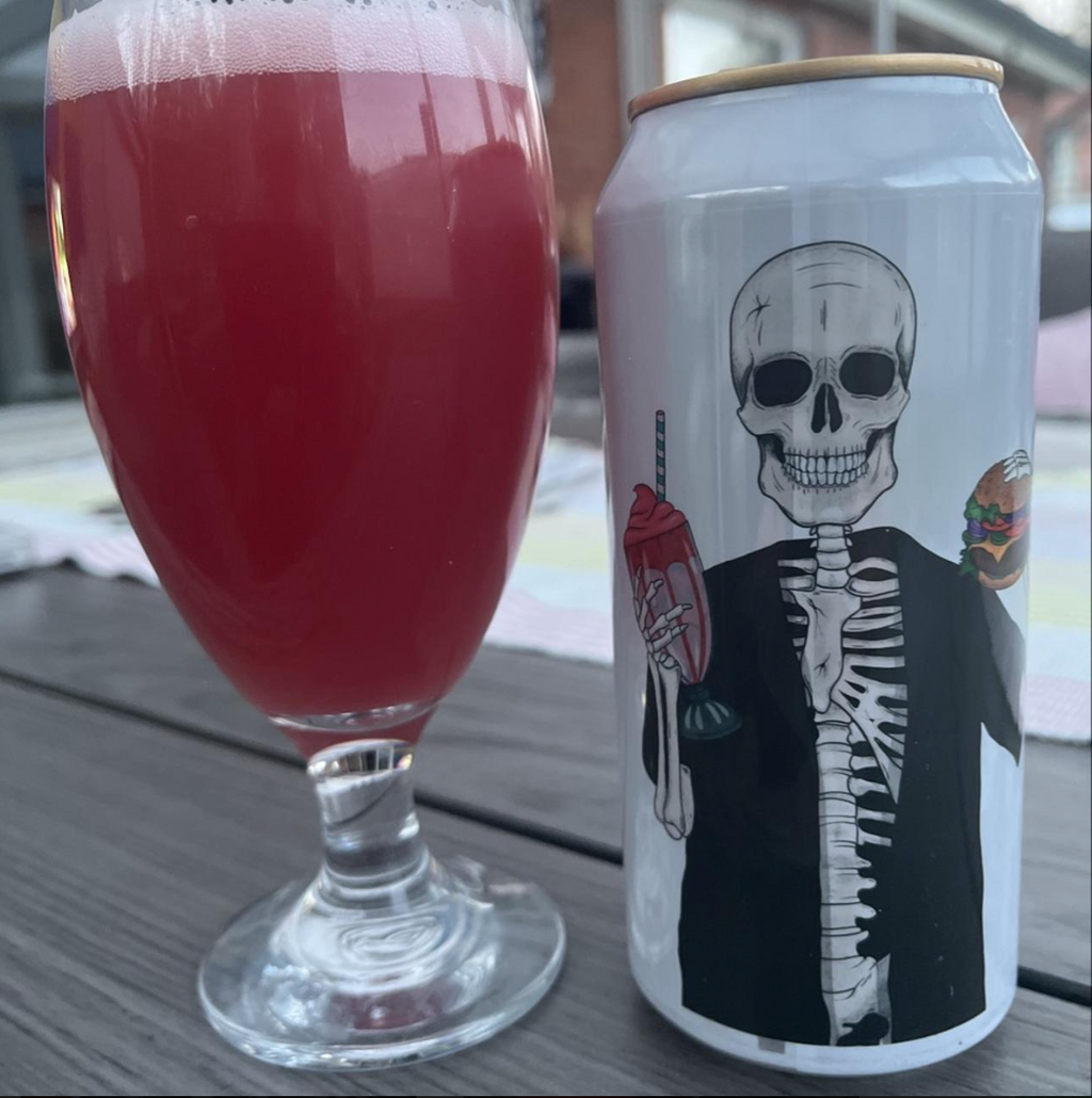 Fermenterarna – Burger Burger

ABV: 8,0 % | Stil: Smoothie / Pastry Sour | Untappd: 3,96

En voldsom milkshake sour fra Fermenterarna med jordbær, banan, solbær, hindbær og laktose. Mere smoothie end klassisk sour.