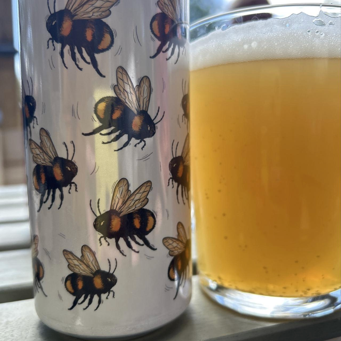 Fermenterarna – Golden Buzz

ABV: 9,0 % | Stil: Imperial / Double New England IPA | Untappd: 4,02

En stor og blød DDH New England DIPA fra Fermenterarna. Her er fokus på saftig humle, cremet mundfølelse og maksimal drinkability trods de 9 %. Bryggeriet beskriver selv øllen ganske enkelt som en DDH New England DIPA, og anmeldelserne peger på en frugtdrevet og blød humleprofil.