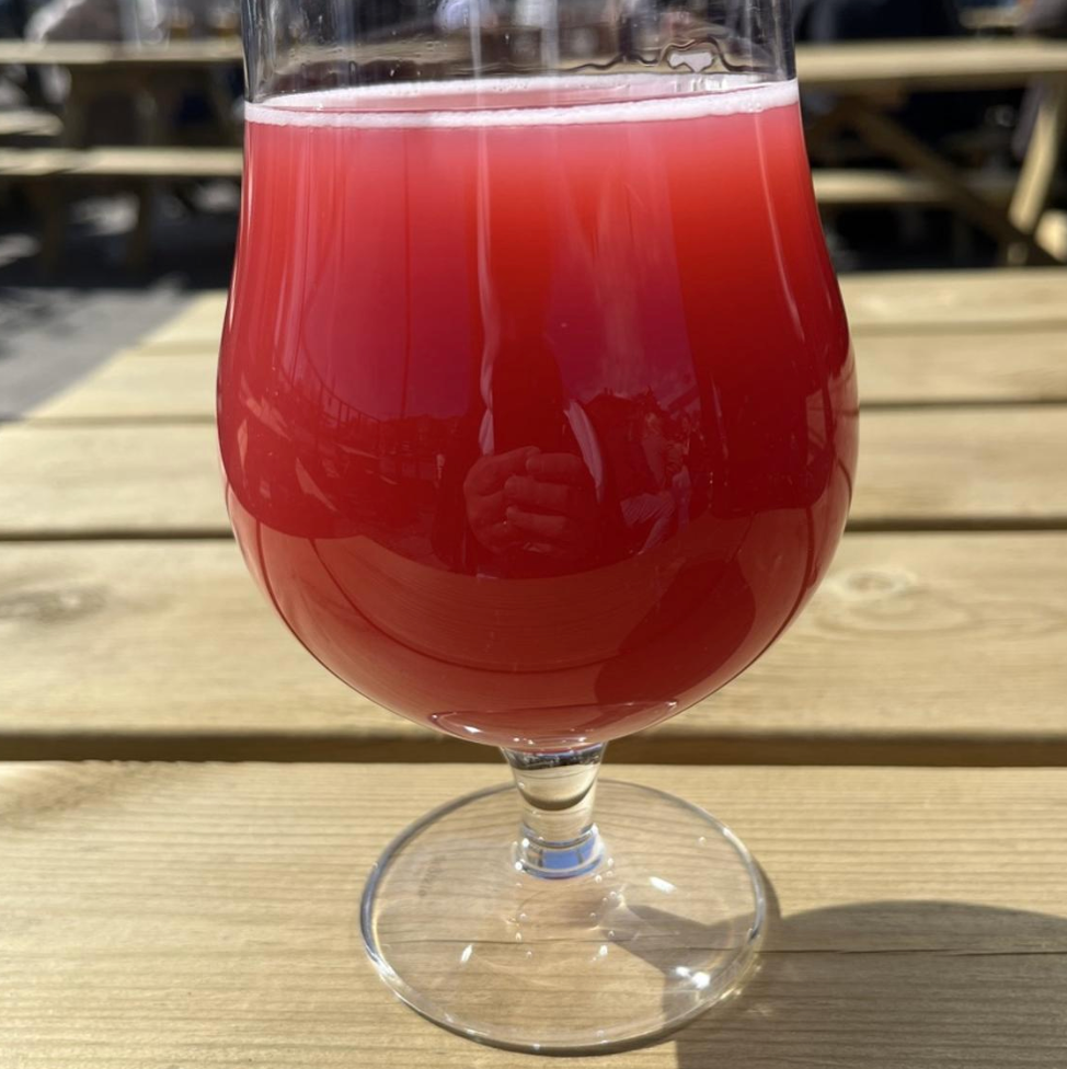 Fermenterarna – Razzonade

ABV: 5,6 % | Stil: Fruited Sour | Untappd: 3,94

En voldsomt frugtdrevet sour fra svenske Fermenterarna, hvor hindbær og lemonade-vibes bliver kørt helt ud i pastry/smoothie-land.