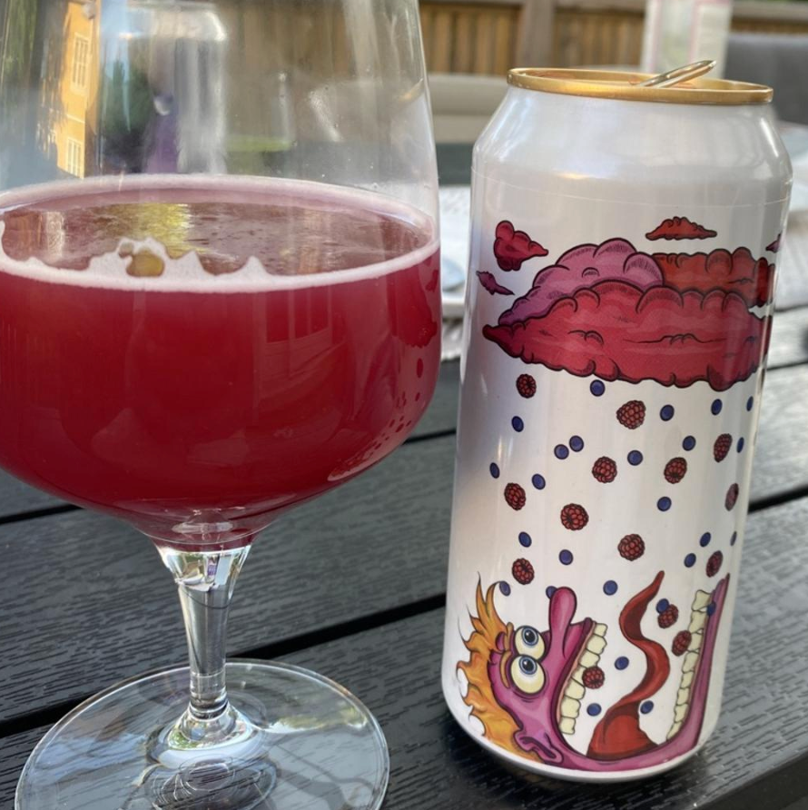 Fermenterarna – Wild Berry Shower

ABV: 8,0 % | Stil: Fruited Sour | Untappd: 4,00

En intens frugtsour fra Fermenterarna spækket med solbær, brombær, hindbær og blåbær. Her er fokus på modne bær, saftig fylde og en flot balance mellem sødme og syrlighed.