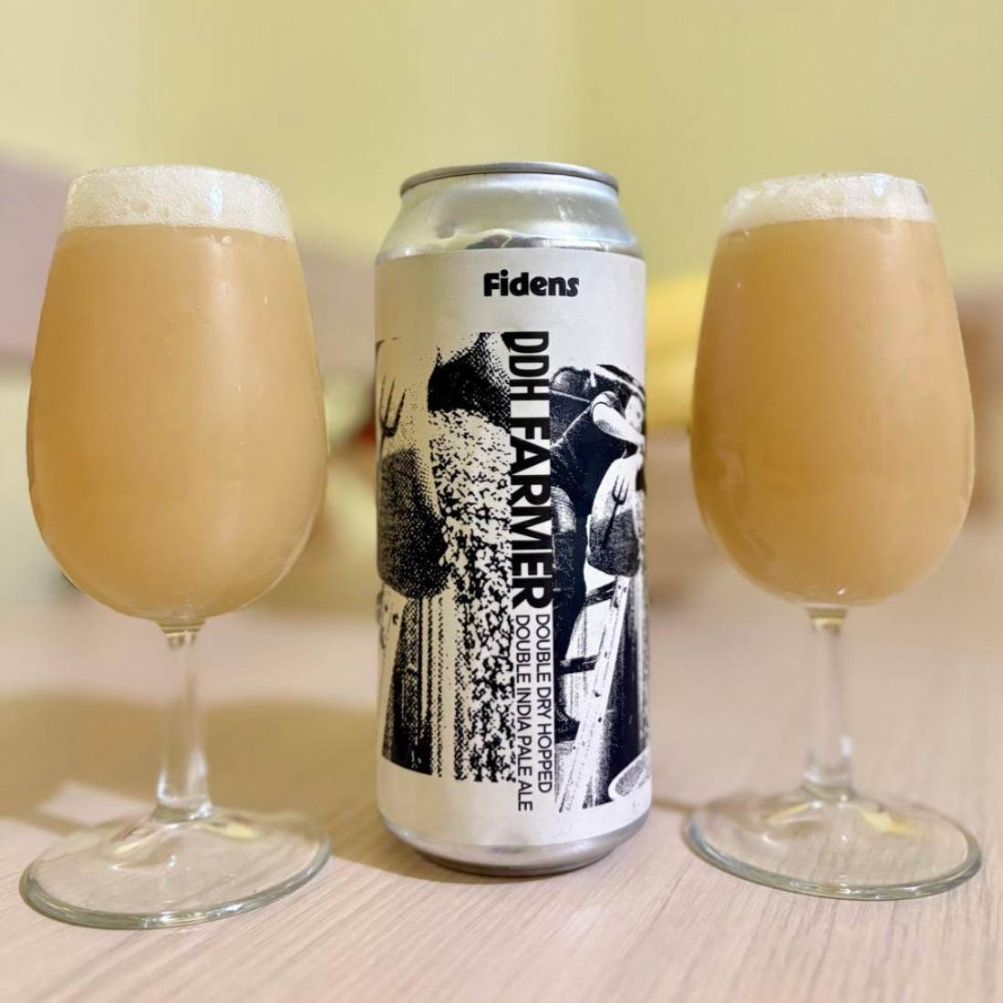 Fidens Brewing Co. – DDH Farmer

ABV: 8,5 % | Stil: Imperial / Double New England IPA | Untappd: 4,35

En af de mest eftertragtede Fidens-DIPA’er og en videreudvikling af deres klassiske Farmer. Denne version er double dry-hopped med en massiv humleprofil bestående af Citra (T90 &amp; Dynaboost), Mosaic, Nelson Sauvin og Galaxy