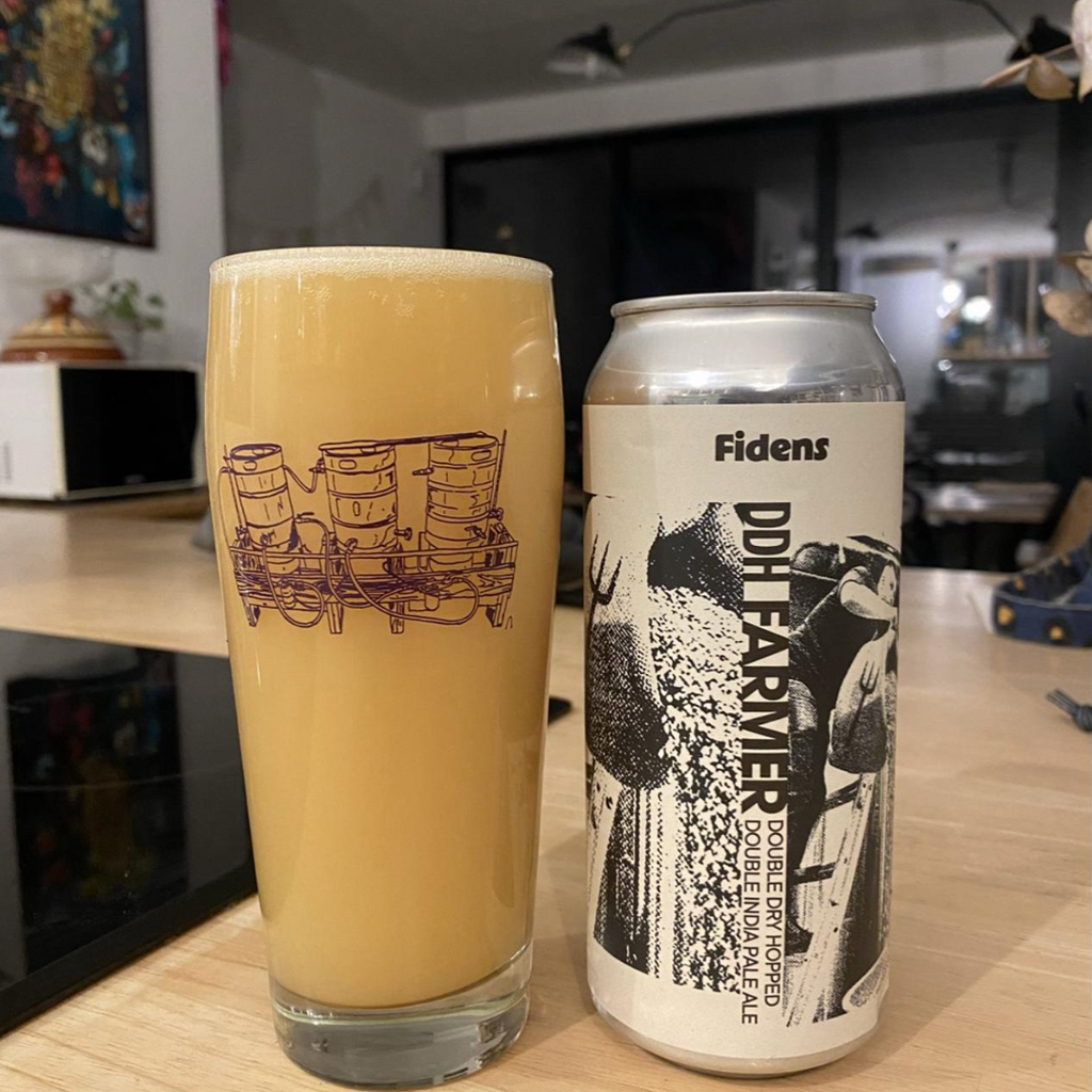 Fidens Brewing Co. – DDH Farmer

ABV: 8,5 % | Stil: Imperial / Double New England IPA | Untappd: 4,35

En af de mest eftertragtede Fidens-DIPA’er og en videreudvikling af deres klassiske Farmer. Denne version er double dry-hopped med en massiv humleprofil bestående af Citra (T90 &amp; Dynaboost), Mosaic, Nelson Sauvin og Galaxy