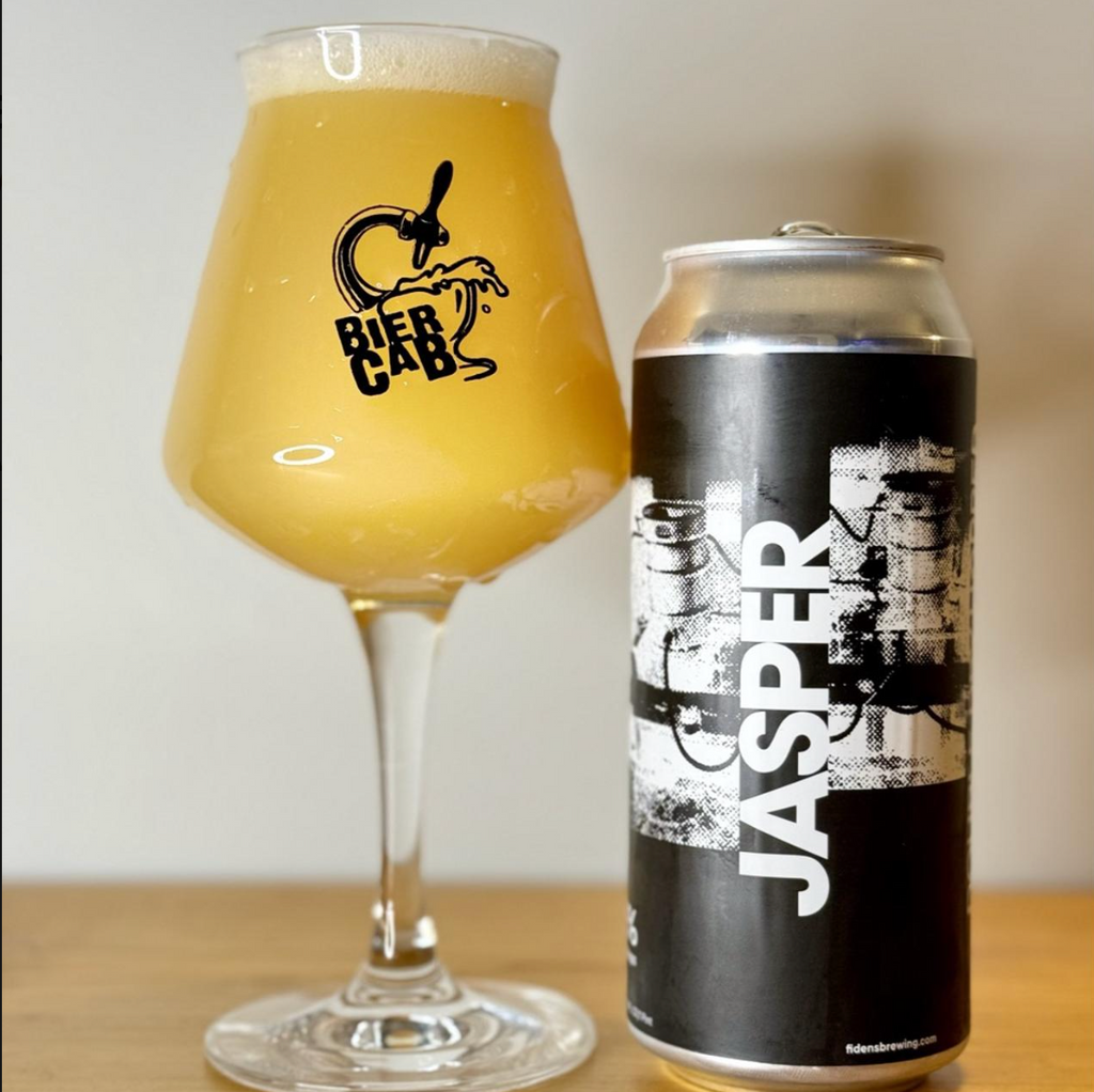 Fidens Brewing Co. – DDH Jasper

ABV: 7,8 % | Stil: Imperial / Double New England IPA | Untappd: 4,49

En af de mest ikoniske Fidens-DIPA’er. DDH Jasper er bygget på en ren og fokuseret humleprofil med Citra i flere former (T90, Cryo m.m.), som er double dry-hoppet for maksimal aromaintensitet
