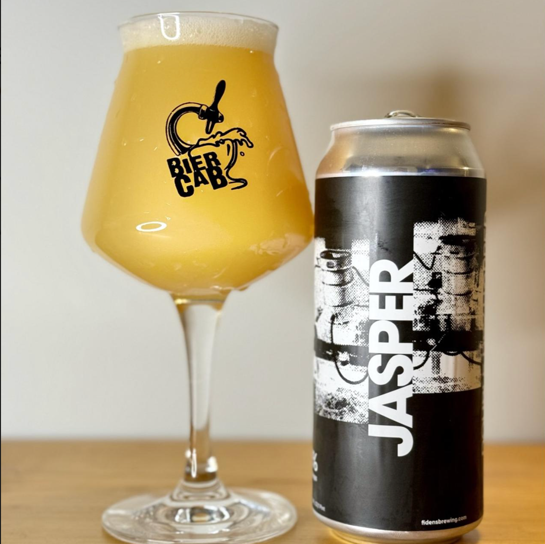 Fidens Brewing Co. – DDH Jasper

ABV: 7,8 % | Stil: Imperial / Double New England IPA | Untappd: 4,49

En af de mest ikoniske Fidens-DIPA’er. DDH Jasper er bygget på en ren og fokuseret humleprofil med Citra i flere former (T90, Cryo m.m.), som er double dry-hoppet for maksimal aromaintensitet
