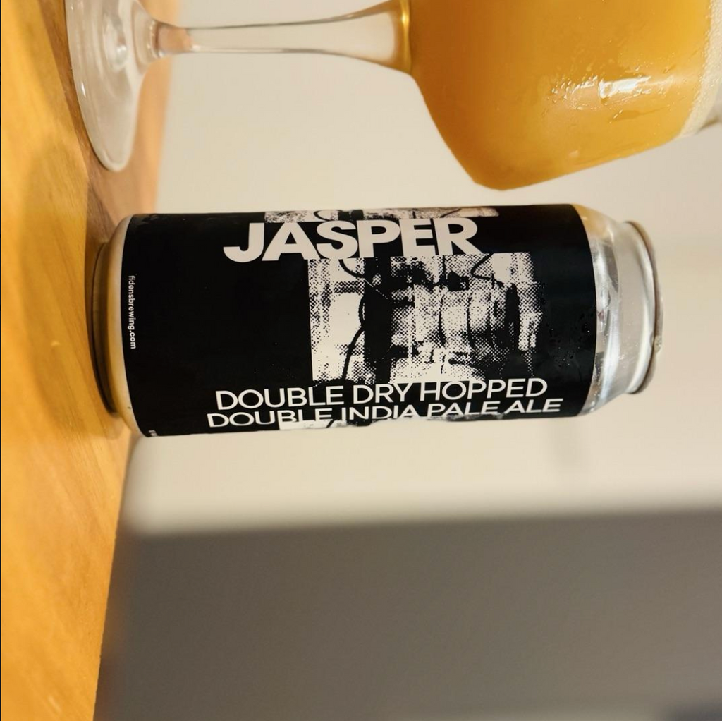 Fidens Brewing Co. – DDH Jasper

ABV: 7,8 % | Stil: Imperial / Double New England IPA | Untappd: 4,49

En af de mest ikoniske Fidens-DIPA’er. DDH Jasper er bygget på en ren og fokuseret humleprofil med Citra i flere former (T90, Cryo m.m.), som er double dry-hoppet for maksimal aromaintensitet