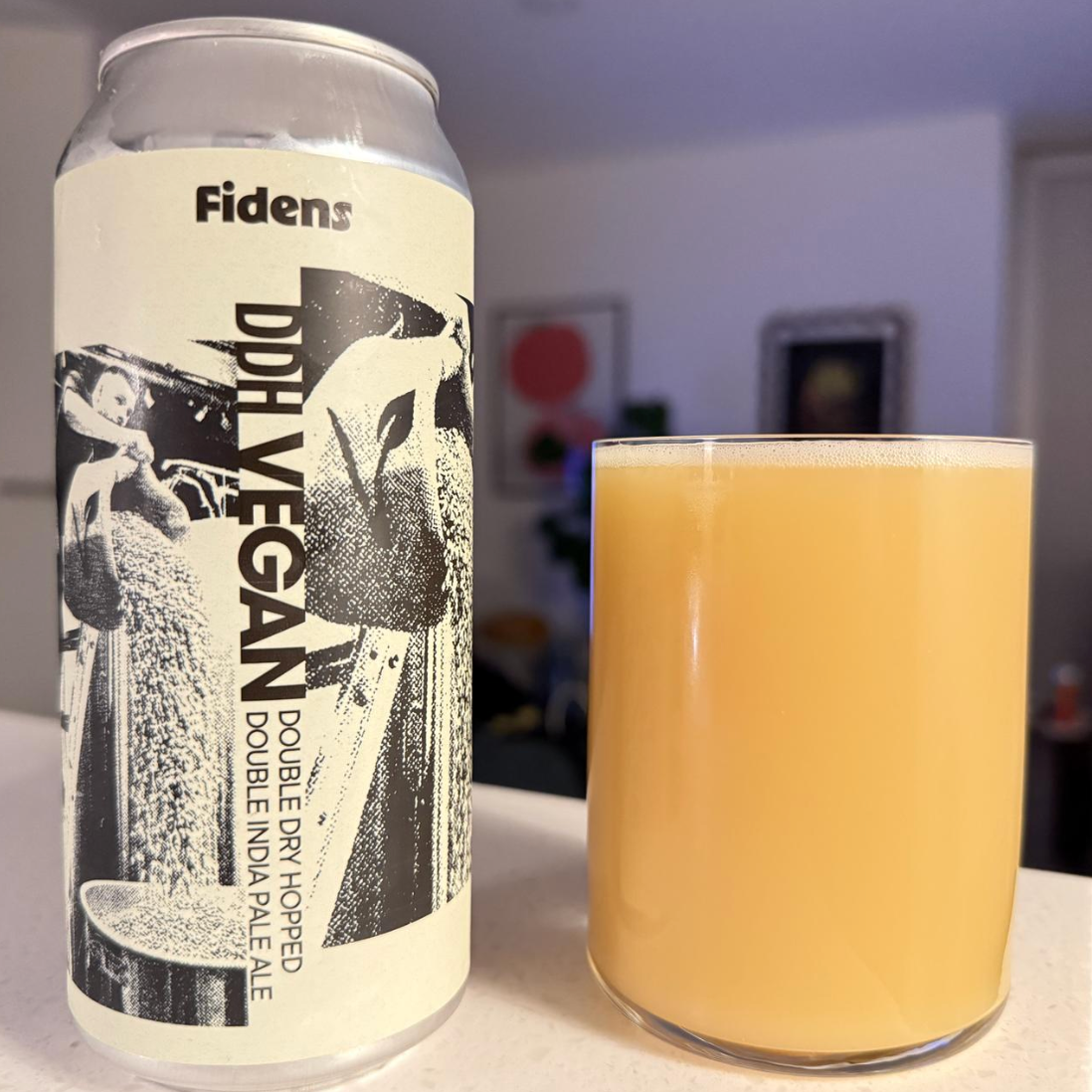 Fidens Brewing Co. – DDH Vegan

ABV: 8,5 % | Stil: Imperial / Double New England IPA | Untappd: 4,38

En massiv double dry-hopped hazy DIPA fra Fidens Brewing Co. i Albany, New York. Øllen er brygget med en tung Citra-profil bestående af Citra T90, Citra Cryo og Citra Dynaboost, samt Nelson Sauvin og Galaxy, hvilket giver en ekstremt aromatisk humleprofil.