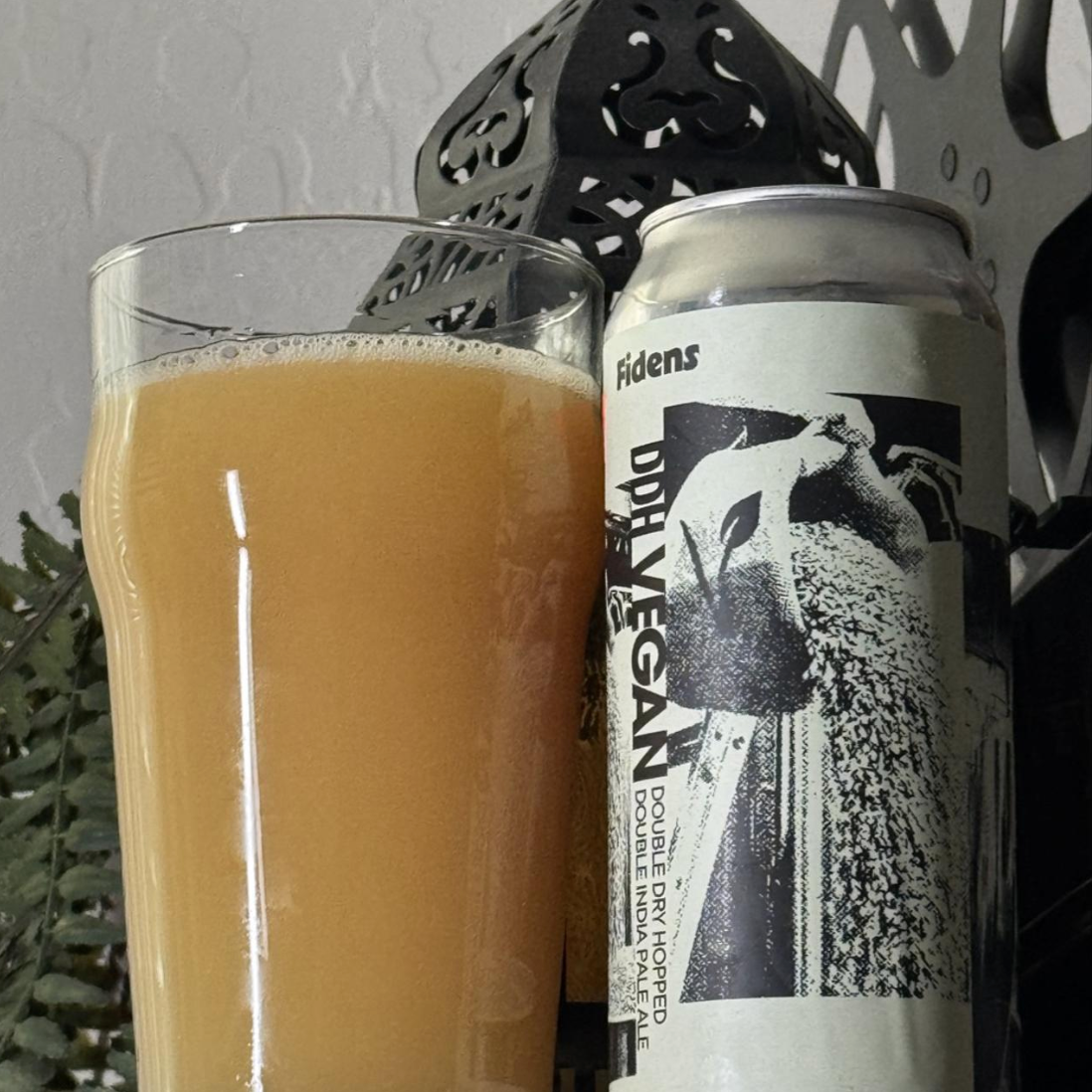 Fidens Brewing Co. – DDH Vegan

ABV: 8,5 % | Stil: Imperial / Double New England IPA | Untappd: 4,38

En massiv double dry-hopped hazy DIPA fra Fidens Brewing Co. i Albany, New York. Øllen er brygget med en tung Citra-profil bestående af Citra T90, Citra Cryo og Citra Dynaboost, samt Nelson Sauvin og Galaxy, hvilket giver en ekstremt aromatisk humleprofil.