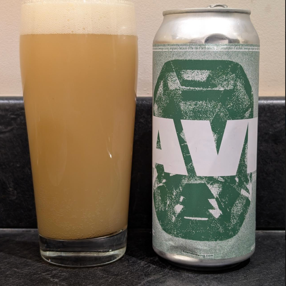 Fidens Brewing Co. – David

ABV: 10,0 % | Stil: Triple New England / Hazy IPA | Untappd: 4,41

En massiv TIPA fra Fidens Brewing Co., et bryggeri der er kendt for nogle af de mest eftertragtede hazy IPA’er i USA. Øllen er double dry-hopped med Citra (T90, Cryo og Dynaboost), Mosaic og Simcoe, hvilket giver en ekstremt aromatisk humleprofil.