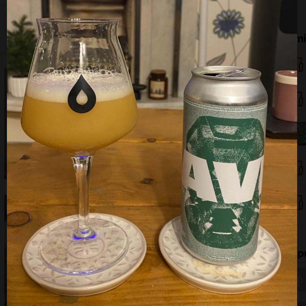 Fidens Brewing Co. – David

ABV: 10,0 % | Stil: Triple New England / Hazy IPA | Untappd: 4,41

En massiv TIPA fra Fidens Brewing Co., et bryggeri der er kendt for nogle af de mest eftertragtede hazy IPA’er i USA. Øllen er double dry-hopped med Citra (T90, Cryo og Dynaboost), Mosaic og Simcoe, hvilket giver en ekstremt aromatisk humleprofil.