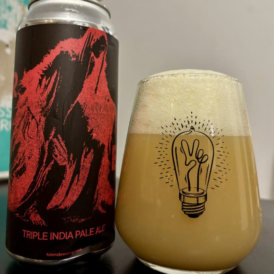 Fidens Brewing Co. – Fear Is the Enemy

ABV: 10,5 % | Stil: Triple New England / Hazy IPA | Untappd: 4,41

En massiv TIPA fra Fidens Brewing Co., et bryggeri der er kendt for nogle af de mest eftertragtede hazy IPA’er i USA. Øllen er brygget med Mosaic, Rakau, Galaxy og Citra, hvilket giver en ekstremt frugtdrevet og aromatisk humleprofil.