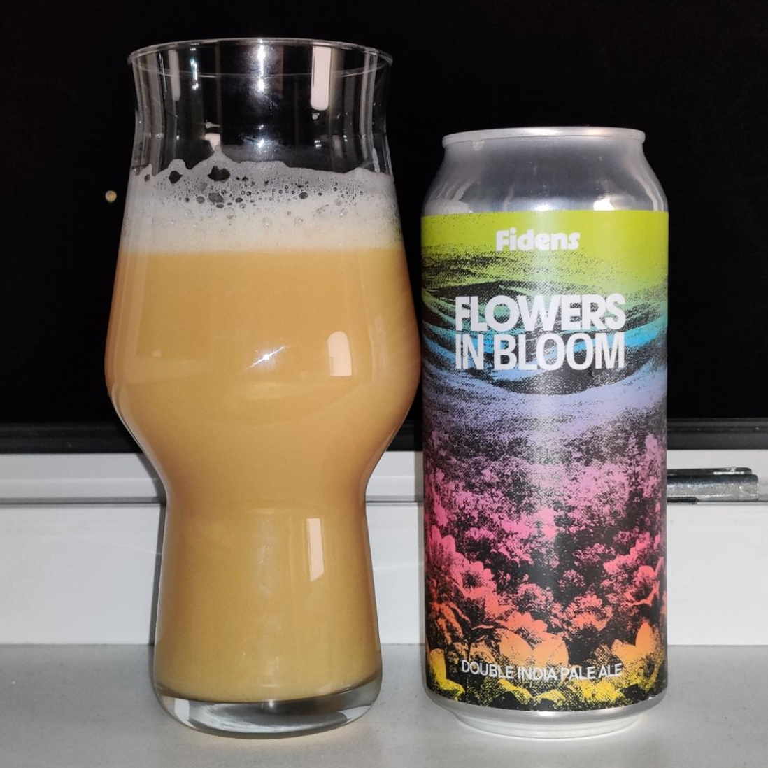 Fidens Brewing Co. – Flowers In Bloom

ABV: 8,0 % | Stil: Imperial / Double New England IPA | Untappd: 4,43

En aromatisk hazy DIPA fra Fidens Brewing Co. i Albany, New York. Øllen er brygget med Citra, Nelson Sauvin og Peacharine, hvilket giver en meget frugtdrevet humleprofil med både tropiske og vinøse nuancer.
