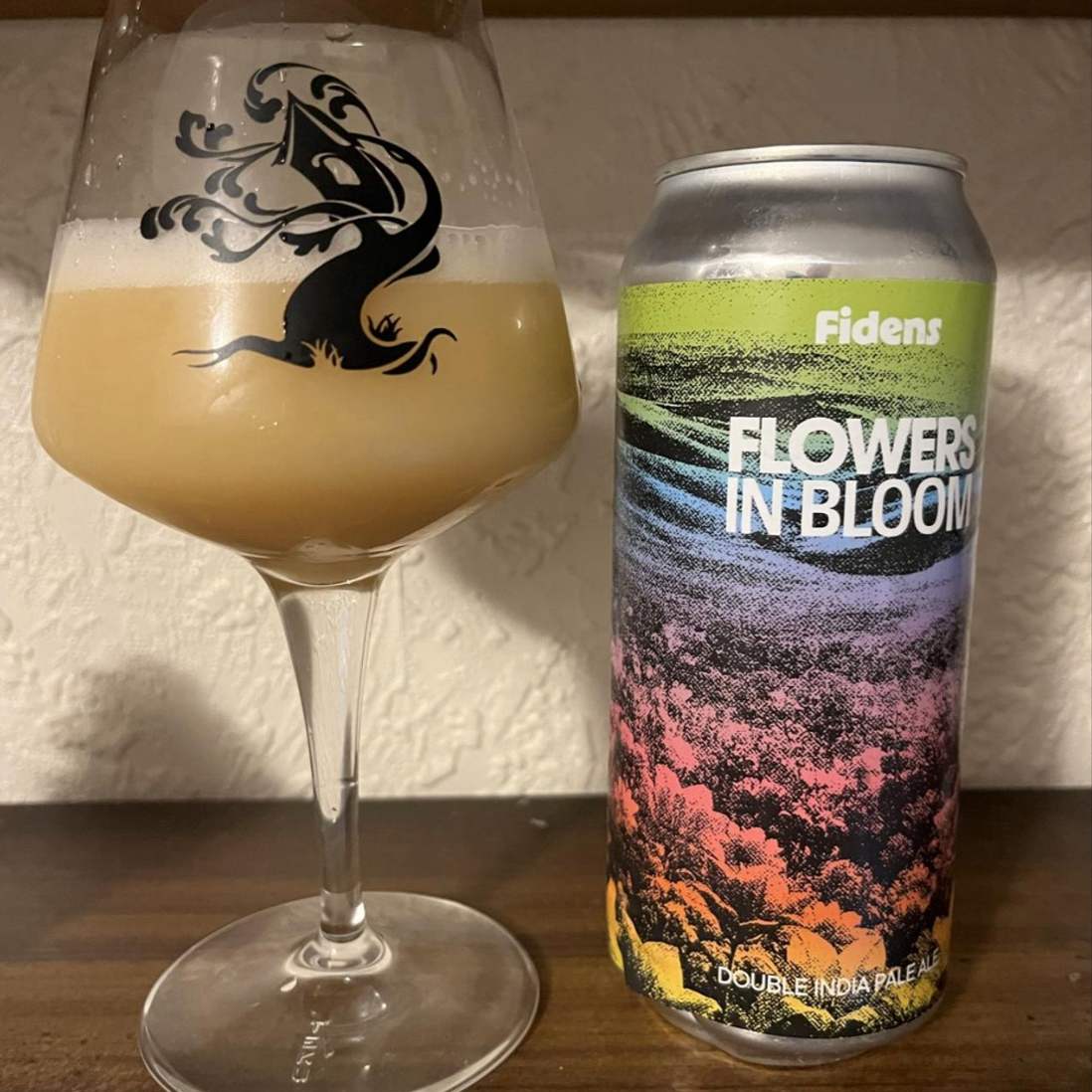 Fidens Brewing Co. – Flowers In Bloom

ABV: 8,0 % | Stil: Imperial / Double New England IPA | Untappd: 4,43

En aromatisk hazy DIPA fra Fidens Brewing Co. i Albany, New York. Øllen er brygget med Citra, Nelson Sauvin og Peacharine, hvilket giver en meget frugtdrevet humleprofil med både tropiske og vinøse nuancer.