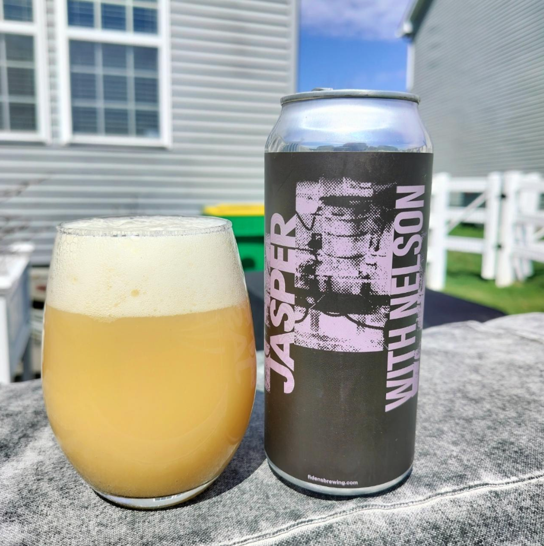Fidens Brewing Co. – Triple Jasper with Nelson

ABV: 10,0 % | Stil: Triple New England / Hazy IPA | Untappd: 4,64

En af de helt tunge Fidens-TIPA’er. Triple Jasper with Nelson er en videreudvikling af deres Jasper-serie, hvor Citra er basen, og Nelson Sauvin er lagt ovenpå i dry hop – hvilket giver en ekstremt aromatisk og balanceret humleprofil.