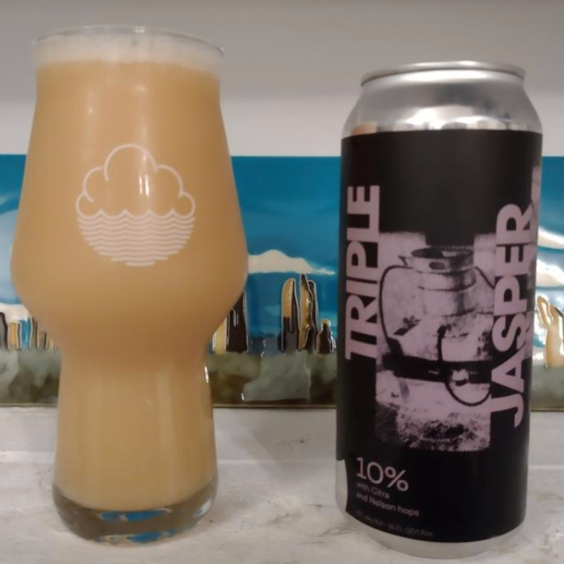 Fidens Brewing Co. – Triple Jasper with Nelson

ABV: 10,0 % | Stil: Triple New England / Hazy IPA | Untappd: 4,64

En af de helt tunge Fidens-TIPA’er. Triple Jasper with Nelson er en videreudvikling af deres Jasper-serie, hvor Citra er basen, og Nelson Sauvin er lagt ovenpå i dry hop – hvilket giver en ekstremt aromatisk og balanceret humleprofil.