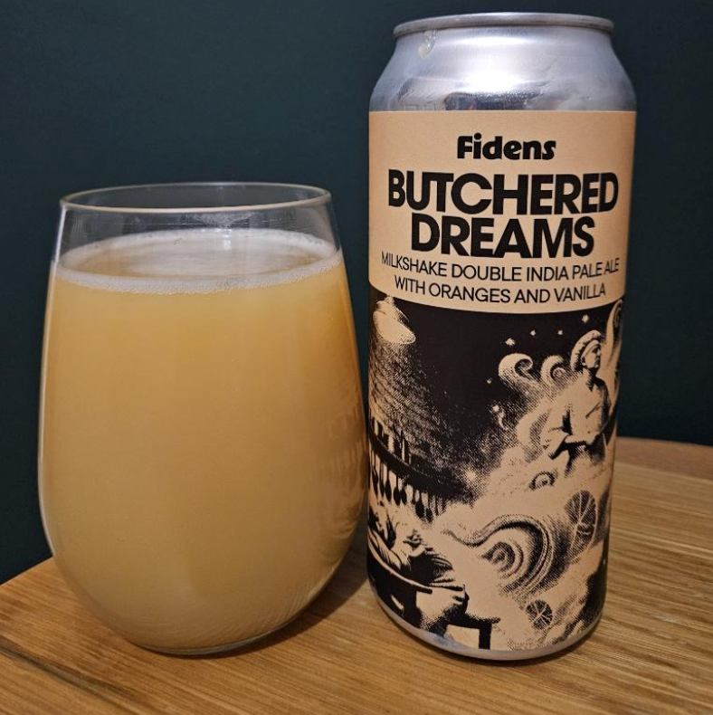 Fidens Brewing Co. x Hop Butcher For The World – Butchered Dreams

ABV: 8,5 % | Stil: Imperial / Double Milkshake IPA | Untappd: 4,42

En intens og anderledes milkshake-DIPA fra Fidens Brewing Co., brygget som et collab med Hop Butcher For The World. Øllen er brygget med Citra (T90 & Cryo), Strata og konditioneret på appelsin og vanilje, hvilket giver en cremet og dessertagtig IPA med tydelig frugtprofil