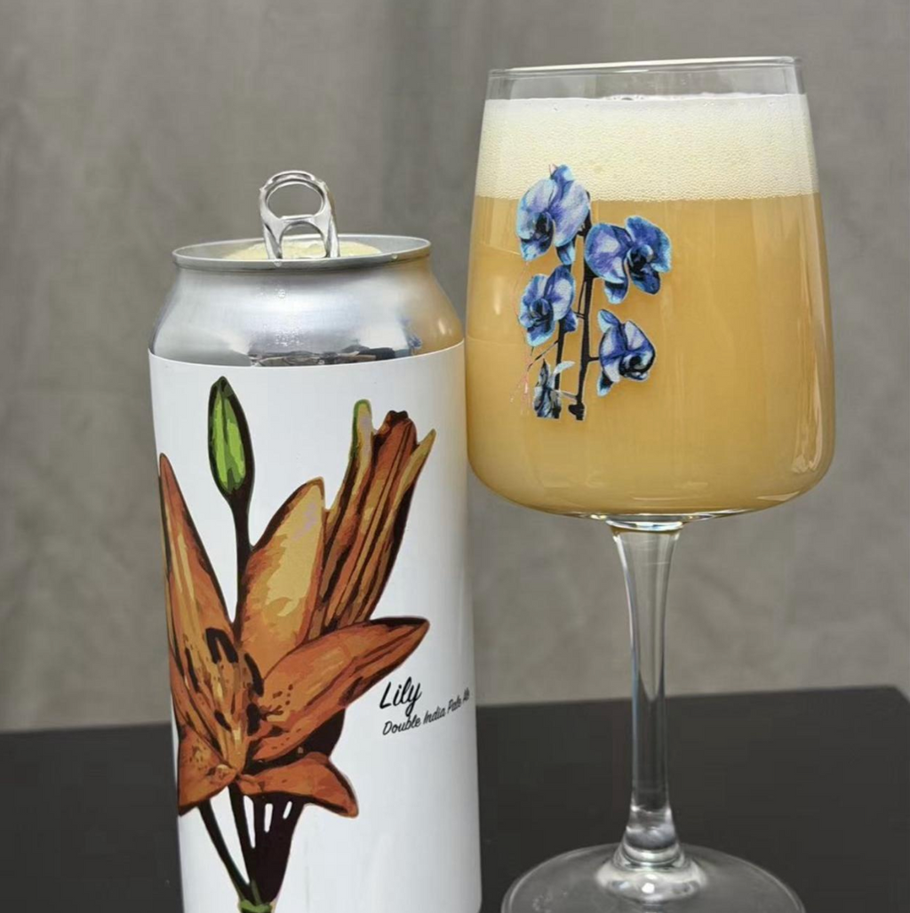 Fidens Brewing Co – Lily
ABV: 8,5 % | Stil: Imperial / Double New England / Hazy IPA | Untappd: 4,43

En saftig og aromatisk dobbelt NEIPA, hvor Fidens’ karakteristiske bløde stil kombineres med en intens, frugtdrevet humleprofil og solid fylde.
