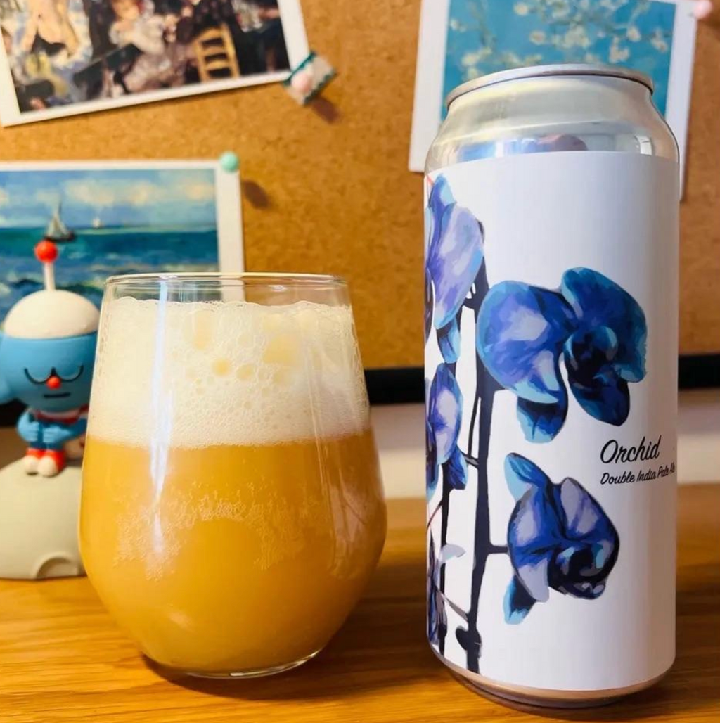 Fidens Brewing Co – Orchid
ABV: 8,0 % | Stil: Imperial / Double New England / Hazy IPA | Untappd: 4,41

En fyldig og tropisk dobbelt NEIPA, hvor bløde humletoner og saftige frugtnuancer arbejder sammen i et aromarigt og balanceret udtryk.