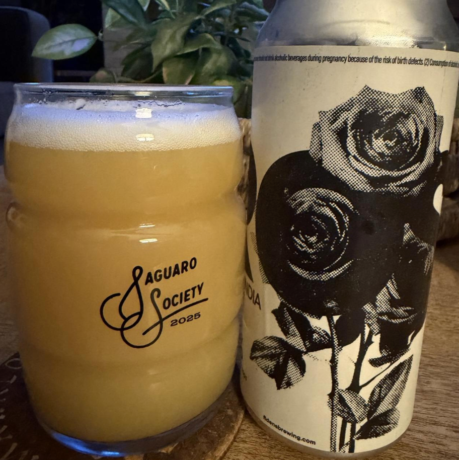 Fidens Brewing Co – Rose
ABV: 8,2 % | Stil: Imperial / Double New England / Hazy IPA | Untappd: 4,41

En fyldig og aromatisk dobbelt hazy IPA, hvor tropiske toner og en eksperimentel gærprofil giver et levende og frugtdrevet udtryk.