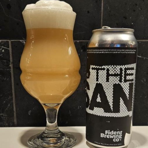 Fidens Brewing Co – The Artisan
ABV: 8,5 % | Stil: Imperial / Double New England / Hazy IPA | Untappd: 4,37

En kraftfuld og saftig dobbelt NEIPA, hvor tropiske humletoner, blød mundfølelse og aromatisk balance er i fokus fra første tår. Denne udgave viser Fidens’ håndværk i at kombinere fylde og drikkelighed i samme glas.