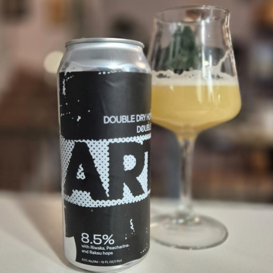 Fidens Brewing Co – The Artisan
ABV: 8,5 % | Stil: Imperial / Double New England / Hazy IPA | Untappd: 4,37

En kraftfuld og saftig dobbelt NEIPA, hvor tropiske humletoner, blød mundfølelse og aromatisk balance er i fokus fra første tår. Denne udgave viser Fidens’ håndværk i at kombinere fylde og drikkelighed i samme glas.