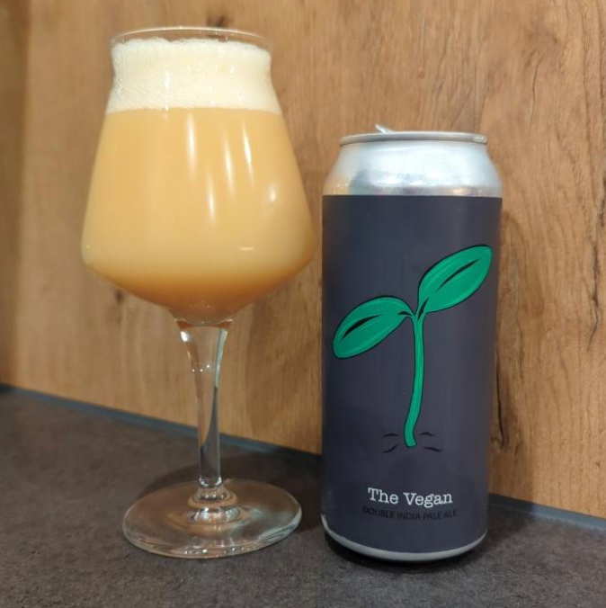 Fidens Brewing Co – The Vegan
ABV: 8,5 % | Stil: Double New England / Hazy IPA | Untappd: 4,42

En saftig og kraftfuld double NEIPA fra Fidens Brewing Co., hvor tropiske humler og fløjlsblød mundfølelse står i centrum, en øl med masser af aroma, frugt og balance.