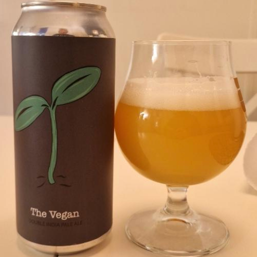 Fidens Brewing Co – The Vegan
ABV: 8,5 % | Stil: Double New England / Hazy IPA | Untappd: 4,42

En saftig og kraftfuld double NEIPA fra Fidens Brewing Co., hvor tropiske humler og fløjlsblød mundfølelse står i centrum, en øl med masser af aroma, frugt og balance.