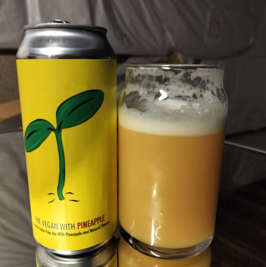 Fidens Brewing Co – The Vegan With Pineapple
ABV: 8,5 % | Stil: Imperial / Double New England / Hazy IPA | Untappd: 4,42

En saftig og tropisk stor IPA, hvor klassisk hazy frugtighed møder et lyst og frugtagtigt twist af ananas for ekstra saftighed og karakter.