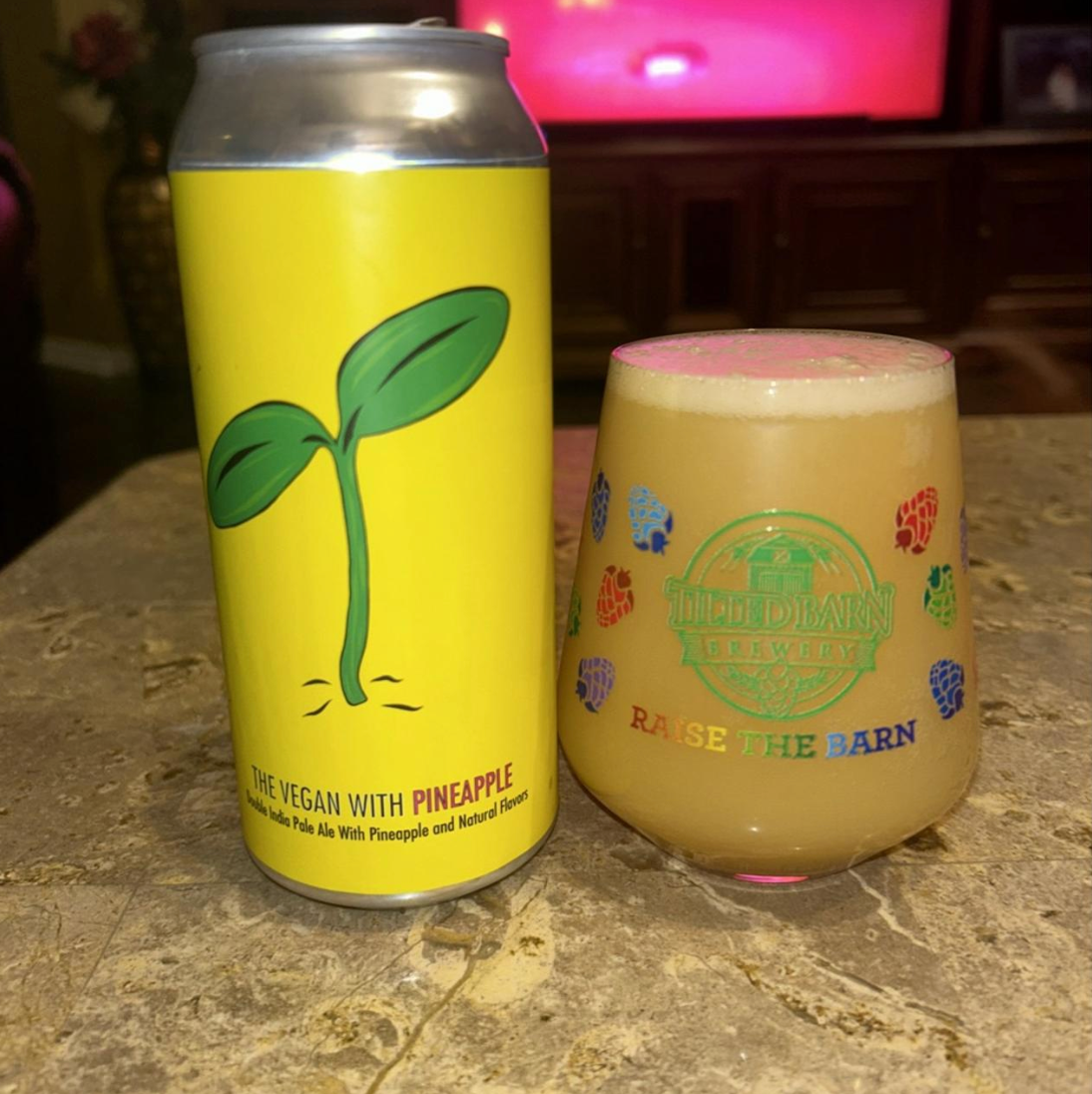 Fidens Brewing Co – The Vegan With Pineapple
ABV: 8,5 % | Stil: Imperial / Double New England / Hazy IPA | Untappd: 4,42

En saftig og tropisk stor IPA, hvor klassisk hazy frugtighed møder et lyst og frugtagtigt twist af ananas for ekstra saftighed og karakter.