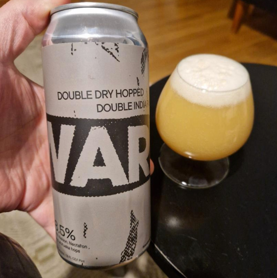 Fidens Brewing Co – The Warrior
ABV: 8,5 % | Stil: Imperial / Double New England / hazy IPA | Untappd: 4,44

En saftig og aroma-drevet DIPA, hvor tropiske toner og fyldig humle møder balance og god drikkelighed i hver tår.