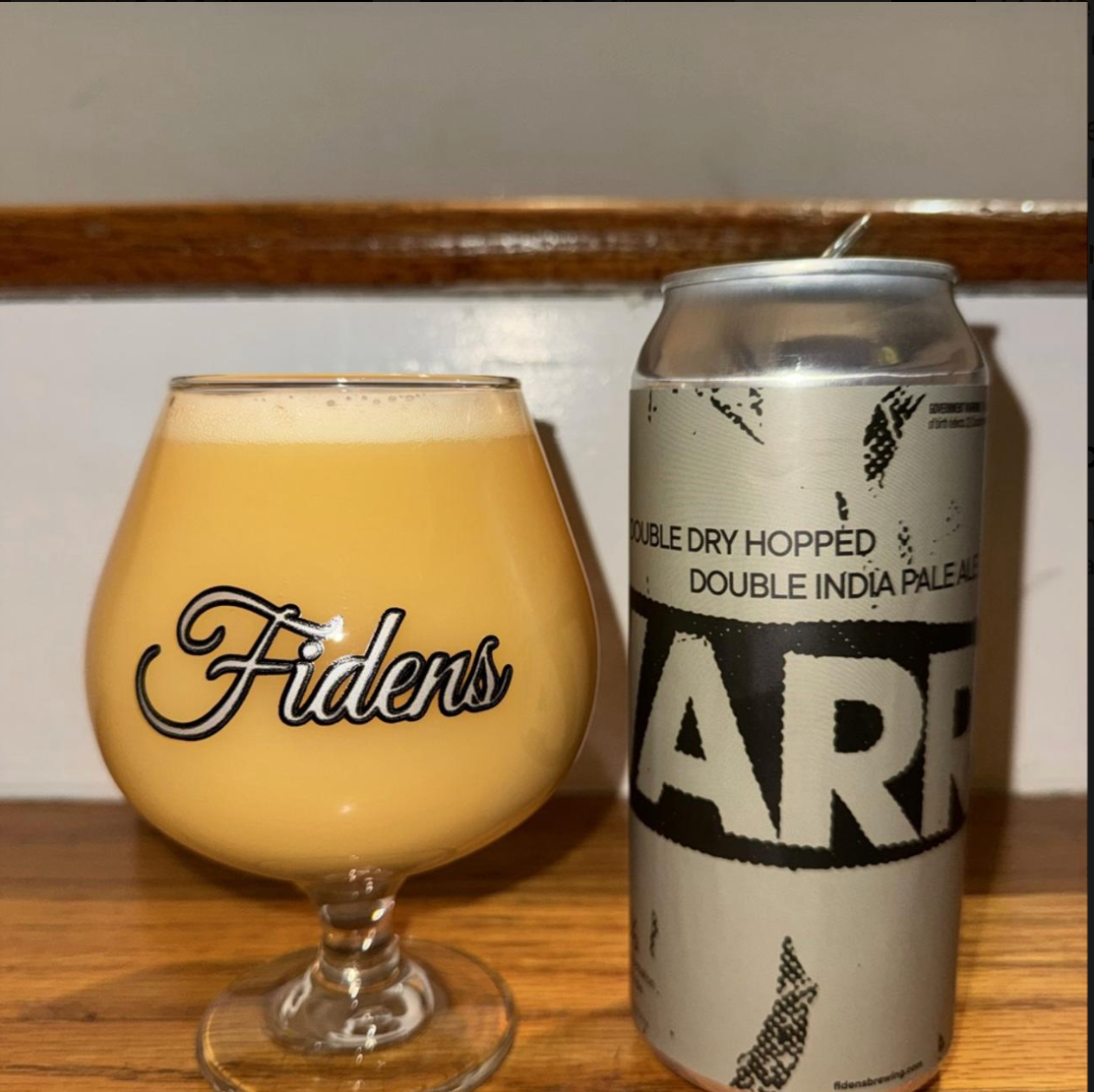 Fidens Brewing Co – The Warrior
ABV: 8,5 % | Stil: Imperial / Double New England / hazy IPA | Untappd: 4,44

En saftig og aroma-drevet DIPA, hvor tropiske toner og fyldig humle møder balance og god drikkelighed i hver tår.