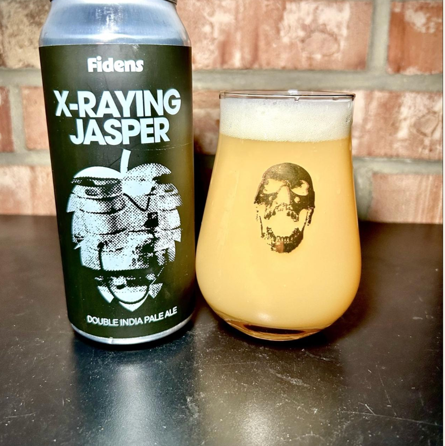 Fidens Brewing Co x North Park Beer Company – X-Raying Jasper
ABV: 8,5 % | Stil: Imperial / Double New England / Hazy IPA | Untappd: 4,37

En saftig og intensiv dobbelt NEIPA brygget i samarbejde mellem to humletunge profiler, hvor Fidens’ bløde og frugtdrevne udtryk møder North Parks aromatiske og præcise humleprofil.