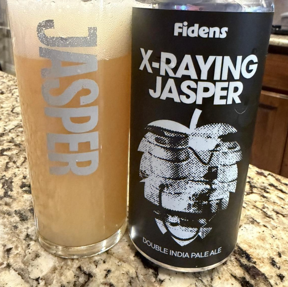 Fidens Brewing Co x North Park Beer Company – X-Raying Jasper
ABV: 8,5 % | Stil: Imperial / Double New England / Hazy IPA | Untappd: 4,37

En saftig og intensiv dobbelt NEIPA brygget i samarbejde mellem to humletunge profiler, hvor Fidens’ bløde og frugtdrevne udtryk møder North Parks aromatiske og præcise humleprofil.