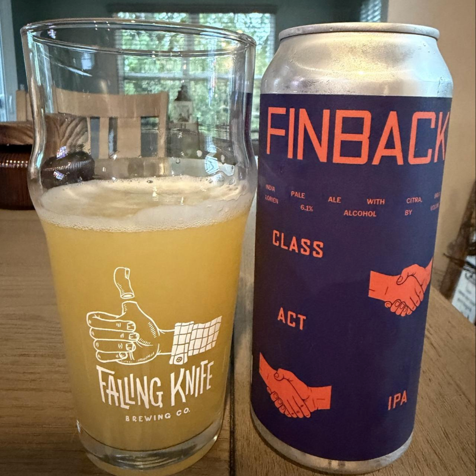 Finback Brewery – Class Act

ABV: 6,1 % | Stil: New England / Hazy IPA | Untappd: 4,04

Class Act er en frisk og humledrevet New England IPA fra amerikanske Finback Brewery i Queens, New York. Med 6,1 % alkohol og en spændende kombination af tre forskellige humlesorter har bryggeriet skabt en moderne Hazy IPA med fokus på saftighed, aroma og balance.

Øllen er tørhumlet med Citra, Bru-1 og Lorien, der tilsammen giver en spændende blanding af tropisk frugt, citrus og fine florale nuancer.