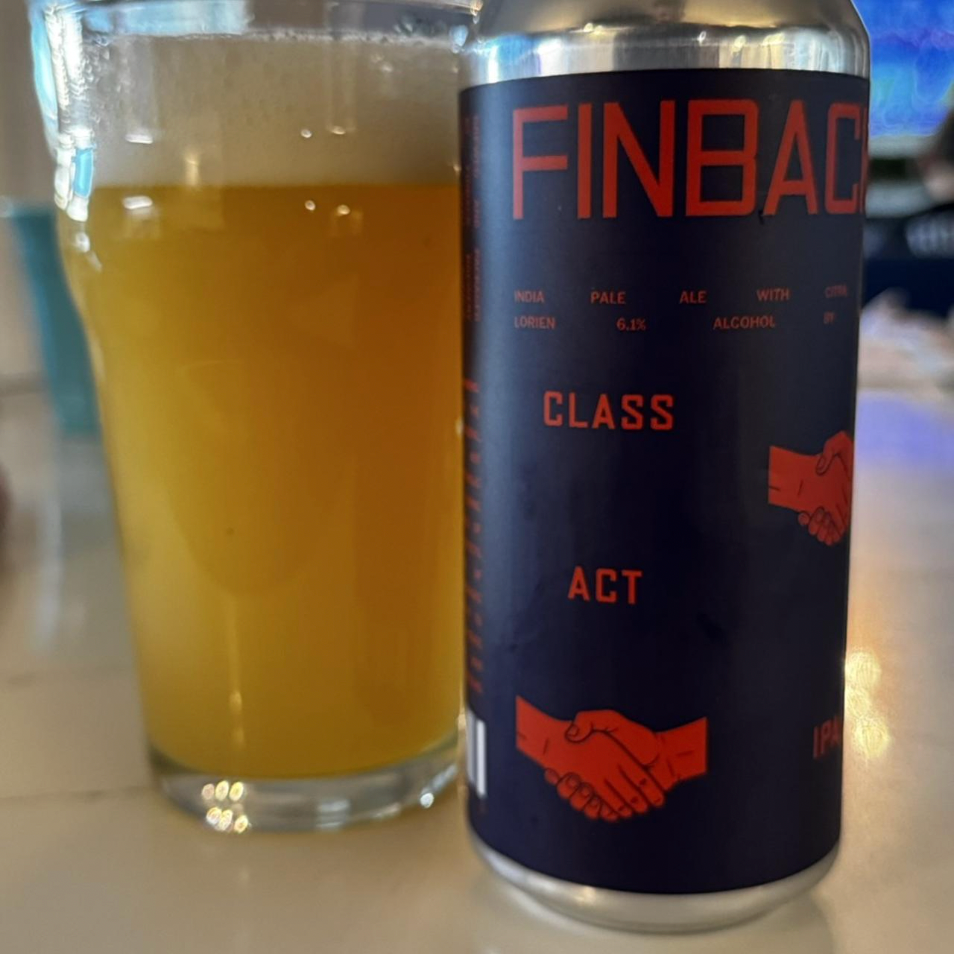 Finback Brewery – Class Act

ABV: 6,1 % | Stil: New England / Hazy IPA | Untappd: 4,04

Class Act er en frisk og humledrevet New England IPA fra amerikanske Finback Brewery i Queens, New York. Med 6,1 % alkohol og en spændende kombination af tre forskellige humlesorter har bryggeriet skabt en moderne Hazy IPA med fokus på saftighed, aroma og balance.

Øllen er tørhumlet med Citra, Bru-1 og Lorien, der tilsammen giver en spændende blanding af tropisk frugt, citrus og fine florale nuancer.