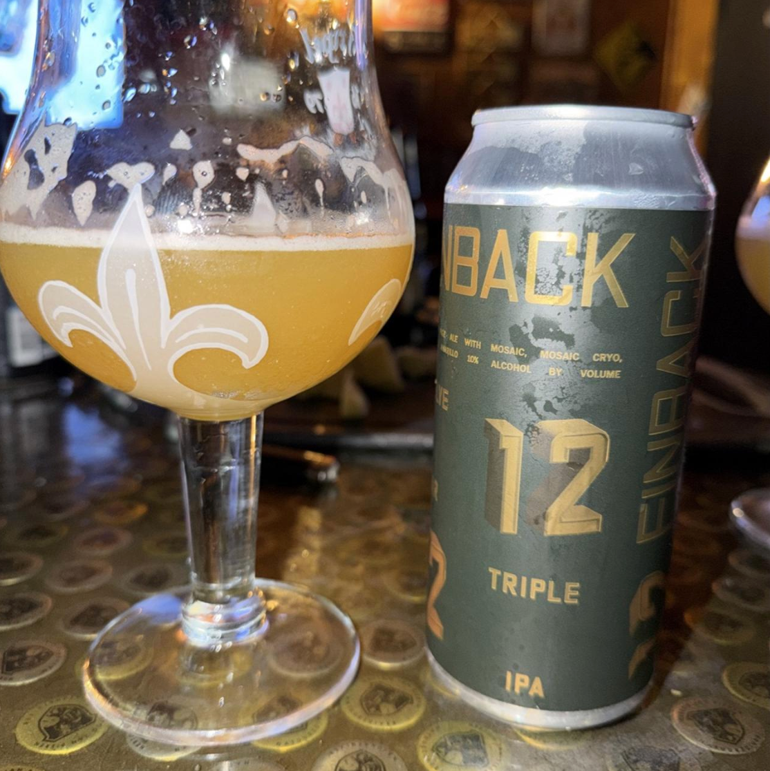 Finback Brewery – Twelve Year

ABV: 10,0 % | Stil: Triple New England / Hazy IPA | Untappd: 4,22

Twelve Year er en stor Triple IPA fra Finback Brewery i New York, brygget i forbindelse med bryggeriets 12-års jubilæum. Humlepakken består af Mosaic, Mosaic Cryo, Citra Cryo og Amarillo. En kombination med masser af tropisk frugt, citrus og mere grønne og resinøse humlenuancer.