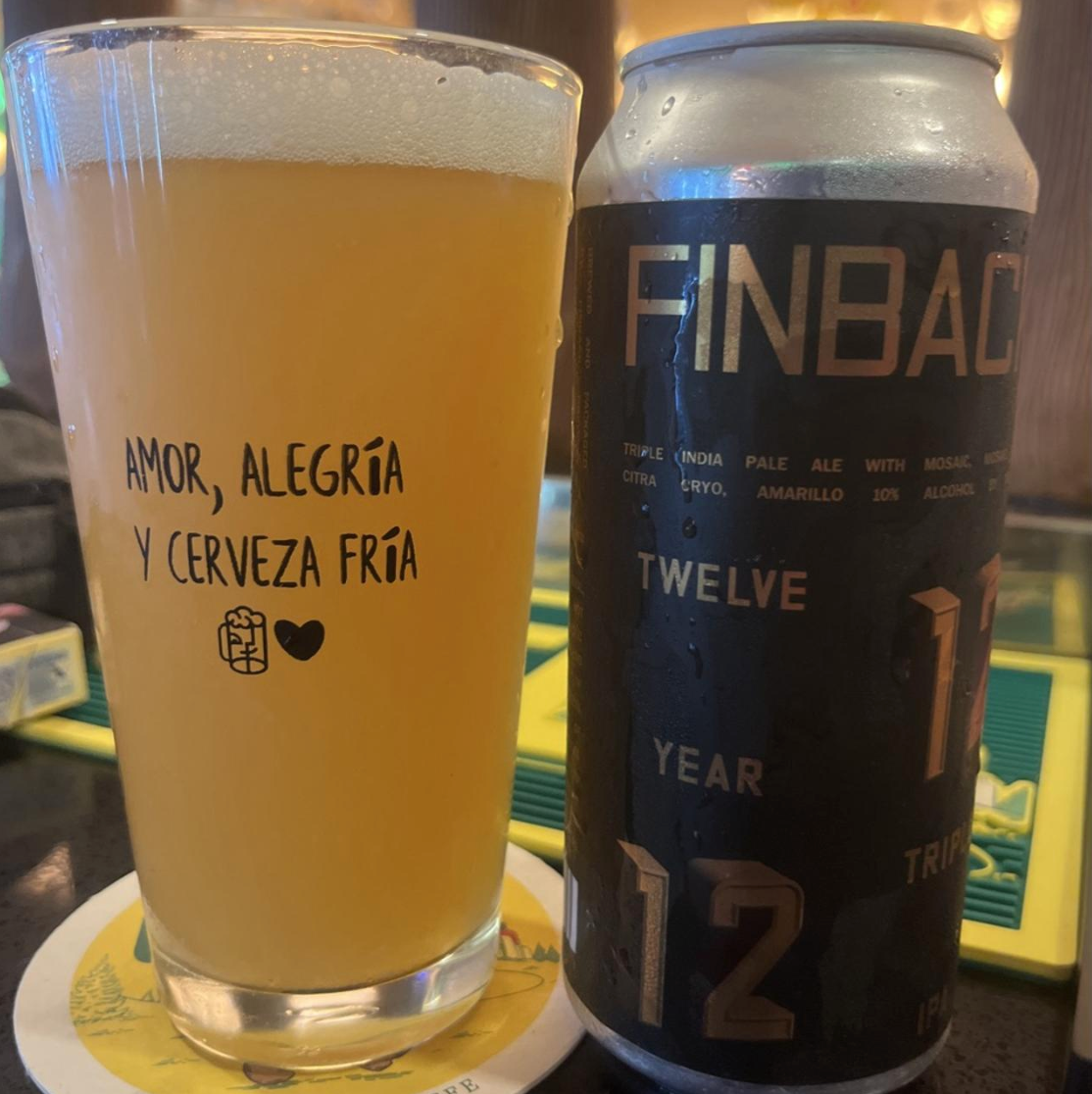 Finback Brewery – Twelve Year

ABV: 10,0 % | Stil: Triple New England / Hazy IPA | Untappd: 4,22

Twelve Year er en stor Triple IPA fra Finback Brewery i New York, brygget i forbindelse med bryggeriets 12-års jubilæum. Humlepakken består af Mosaic, Mosaic Cryo, Citra Cryo og Amarillo. En kombination med masser af tropisk frugt, citrus og mere grønne og resinøse humlenuancer.