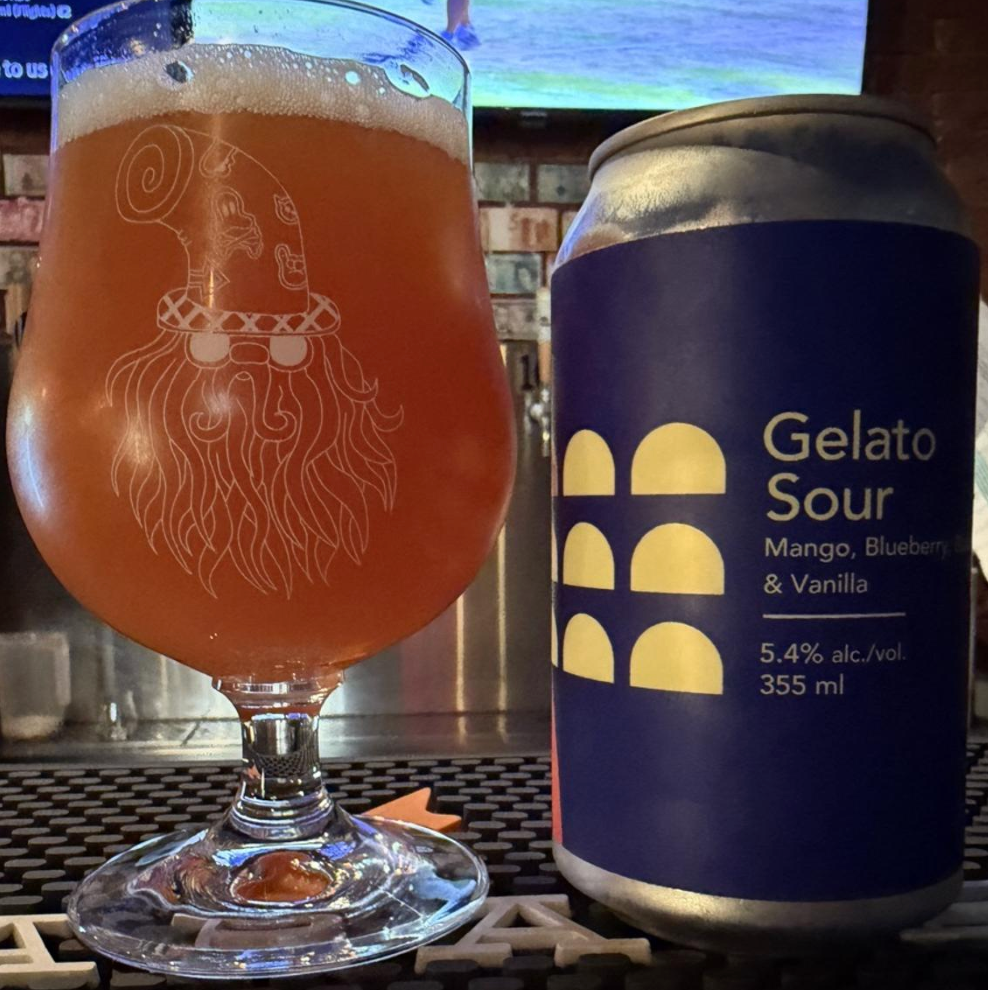 Fine Balance Brewing – Gelato Sour: Mango, Blueberry, Black Currant &amp; Vanilla

ABV: 5,4 % | Stil: Smoothie Pastry Sour | Untappd: 3,87

Gelato Sour: Mango, Blueberry, Black Currant &amp; Vanilla er en del af Fine Balances populære Gelato-serie. Bryggeriet har kombineret store mængder mangopuré med blåbær, solbær og vanilje for at skabe en fyldig og smoothie-lignende sour med masser af naturlig frugt og en blød, cremet mundfølelse.