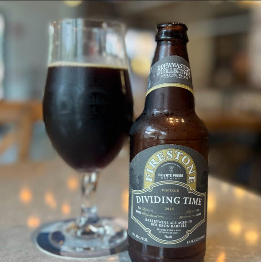 Firestone Walker x Private Press Brewing – Dividing Time (2023)

ABV: 13,0 % | Stil: Barrel Aged Barleywine | Untappd: 4,11

Et eksklusivt samarbejde mellem Firestone Walker og Private Press Brewing. Dividing Time er en bourbonfadlagret barleywine brygget på en base af Munich Malt og produceret i et ekstremt begrænset oplag. Resultatet er en dyb, kompleks og elegant barleywine med enorme lag af malt, fad og mørk frugt.