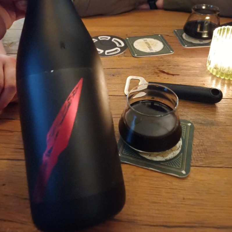 Forager Brewery – Jevne Javelin
ABV: 14,5 % | Stil: Imperial pastry stout | Untappd: 4,47

En dyb, dessertagtig og kraftfuld imperial stout med lag på lag af sødme, ristede toner og fyldige adjunct-elementer, som giver en intens og kompleks oplevelse.