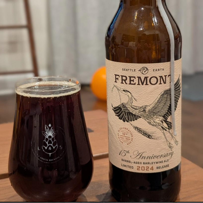 Fremont Brewing – 15th Anniversary Barrel Aged Barleywine Ale 2024
ABV: 15,4 % | Untappd: 4,40

15th Anniversary Barrel Aged Barleywine Ale 2024 er en rig, kompleks og elegant barleywine, skabt til at fejre Fremonts 15 års bryggerihistorie med masser af karakter, dybde og varme fra fadlagring.