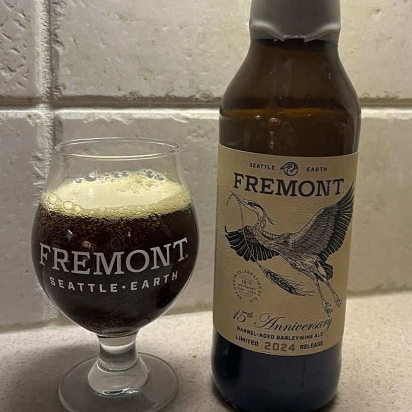 Fremont Brewing – 15th Anniversary Barrel Aged Barleywine Ale 2024
ABV: 15,4 % | Untappd: 4,40

15th Anniversary Barrel Aged Barleywine Ale 2024 er en rig, kompleks og elegant barleywine, skabt til at fejre Fremonts 15 års bryggerihistorie med masser af karakter, dybde og varme fra fadlagring.