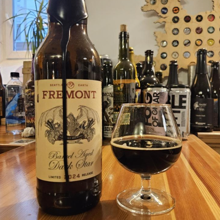 Fremont Brewing – Bourbon Barrel Aged Dark Star 2015
ABV: 14,5 % | Untappd: 4,45

Bourbon Barrel Aged Dark Star 2015 er en ikonisk imperial stout, hvor Fremonts kraftige maltbase møder bourbonfadets varme og kompleksitet i en tidløs og elegant fortolkning.