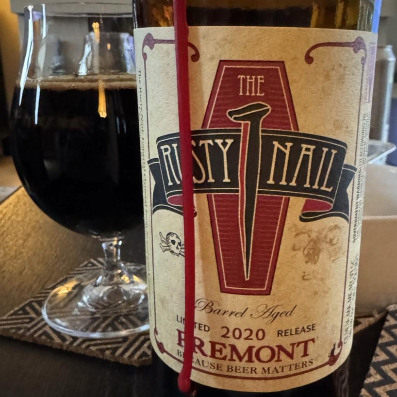 Fremont Brewing – The Rusty Nail 2020
ABV: 13,3 % | Untappd: 4,47

The Rusty Nail 2020 er en dyb og elegant barrel aged imperial stout, hvor varme krydderier og bourbonfadlagring skaber en kompleks og sofistikeret smagsoplevelse.