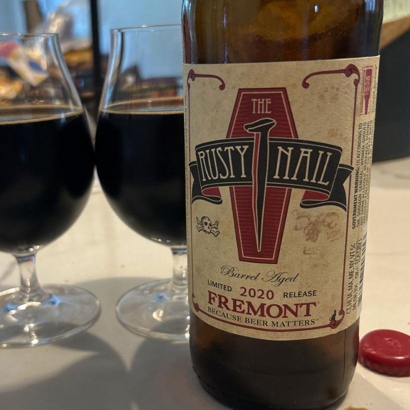 Fremont Brewing – The Rusty Nail 2020
ABV: 13,3 % | Untappd: 4,47

The Rusty Nail 2020 er en dyb og elegant barrel aged imperial stout, hvor varme krydderier og bourbonfadlagring skaber en kompleks og sofistikeret smagsoplevelse.